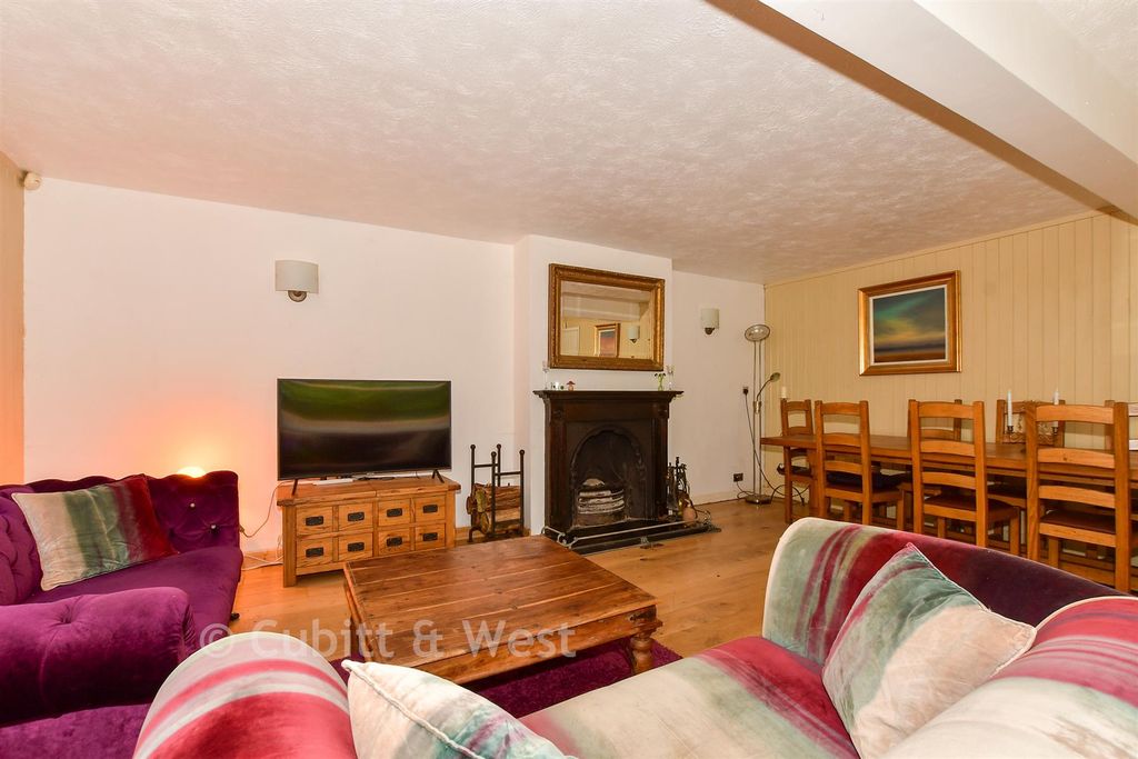 Property photo 2 of 17 Lounge