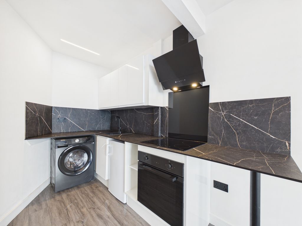 Property photo 2 of 10 Kitchen