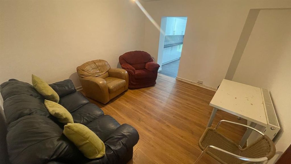 Property photo 1 of 13 Spacious And Welcoming Living Room With Comfortabl...