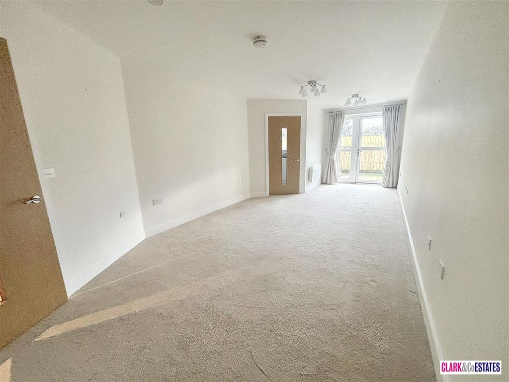Property photo 2 of 10 Lounge