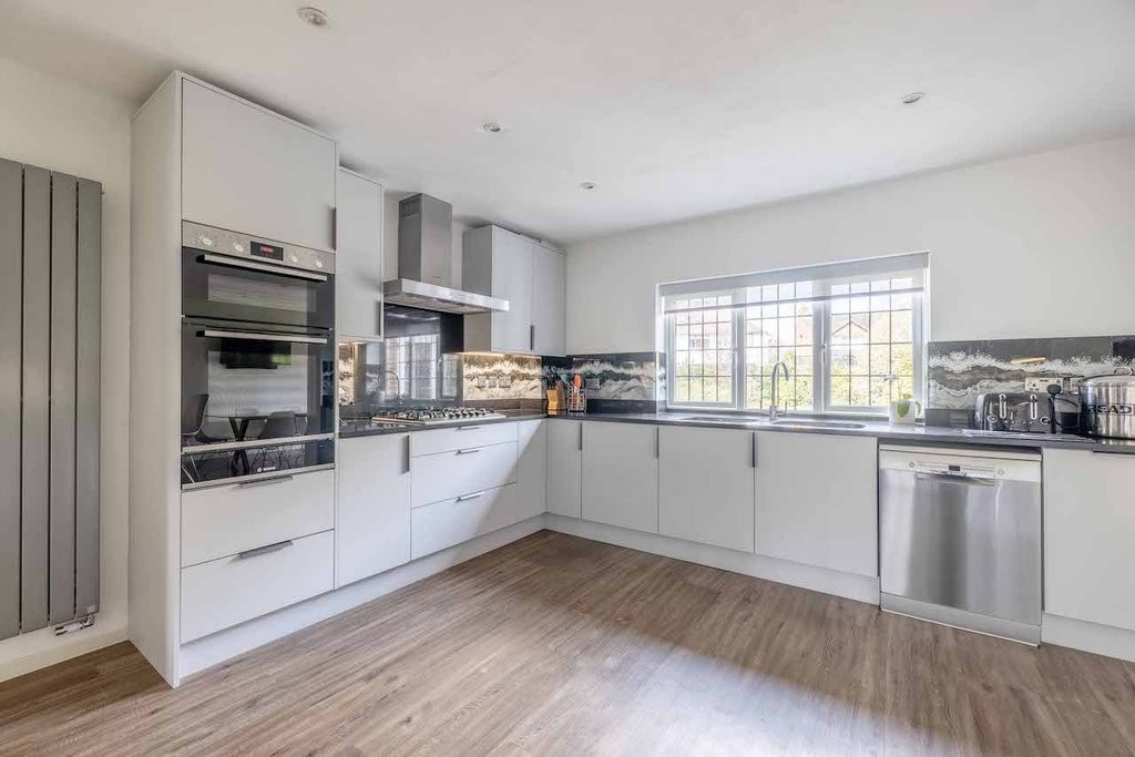 Property photo 3 of 28