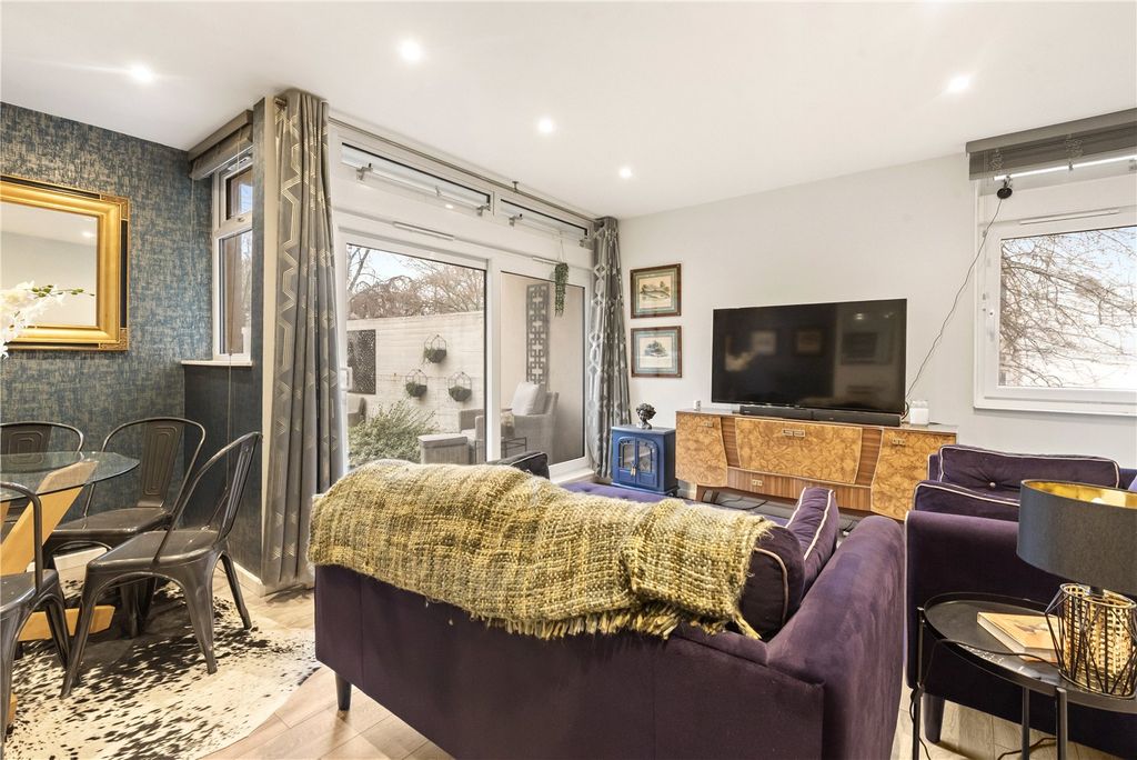 Property photo 3 of 18 Living Room