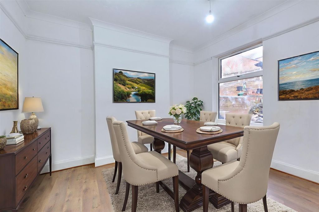 Property photo 3 of 27 Dining-Room Vf.Jpeg