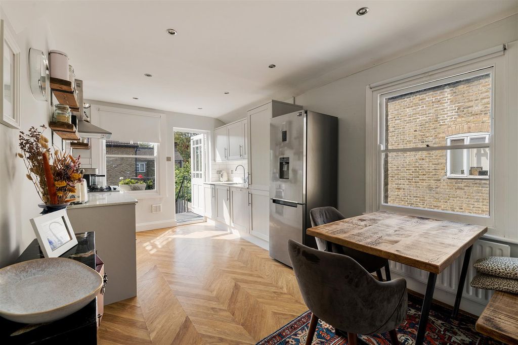 Property photo 3 of 30 Capel Road, E7