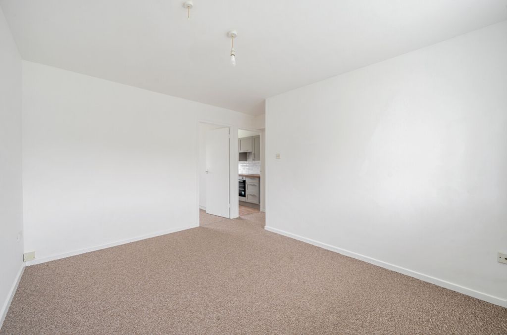 Property photo 3 of 7 5 Colliers Wood 05