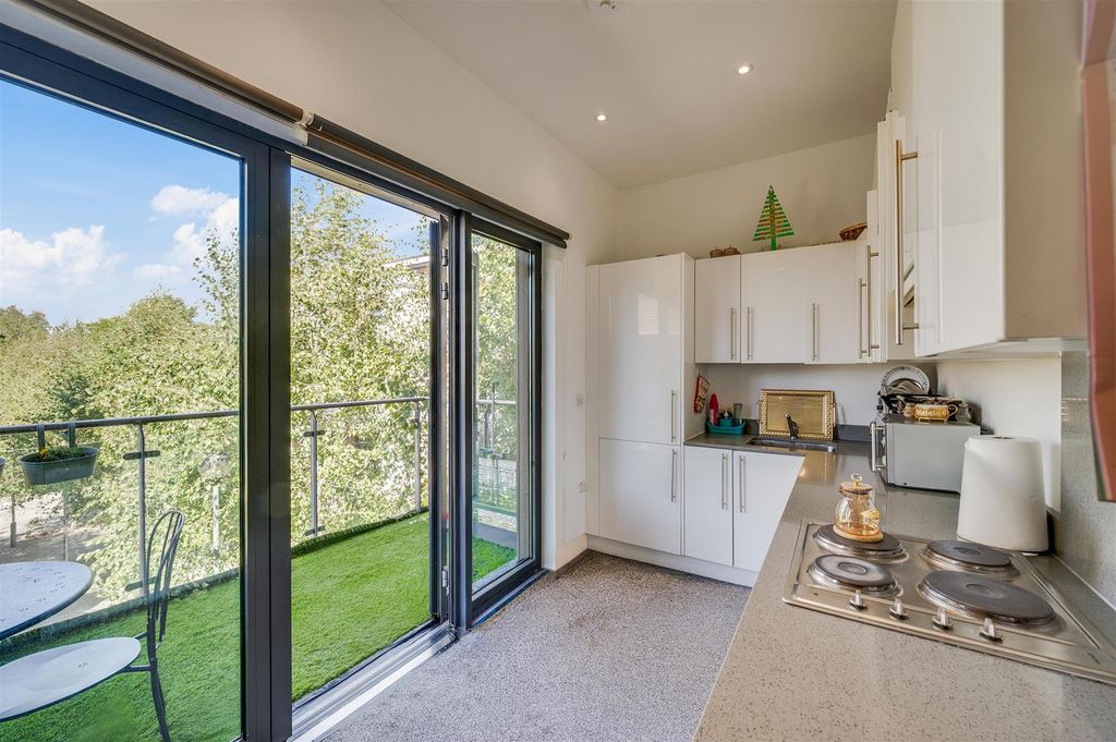 Property photo 3 of 17 Daniels_Metropolitan Court, 40, High Road Willesde