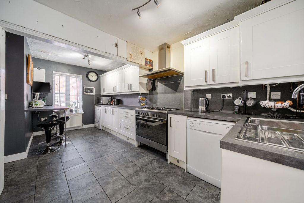 Property photo 3 of 23 Kitchen/Breakfast