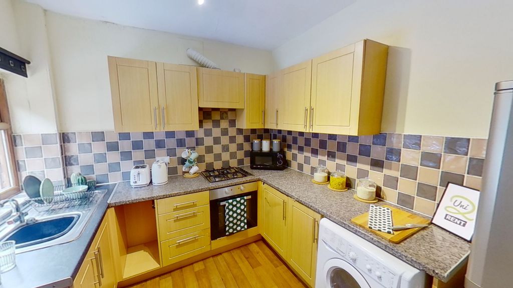 Property photo 3 of 12 Kitchen