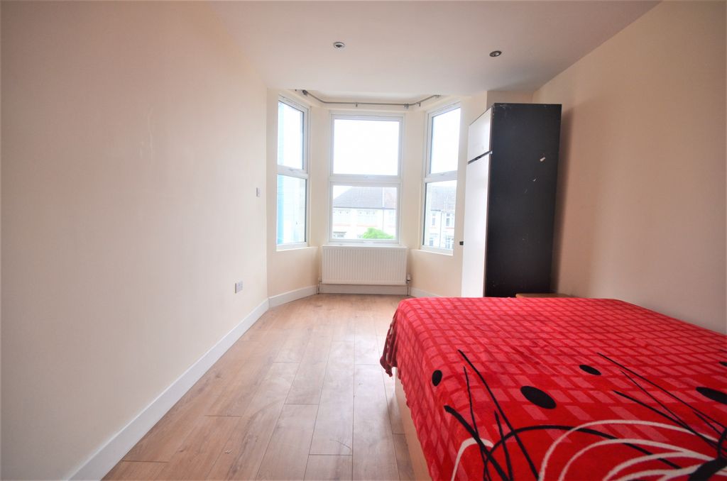 Property photo 1 of 11 Three Bedroom Flat