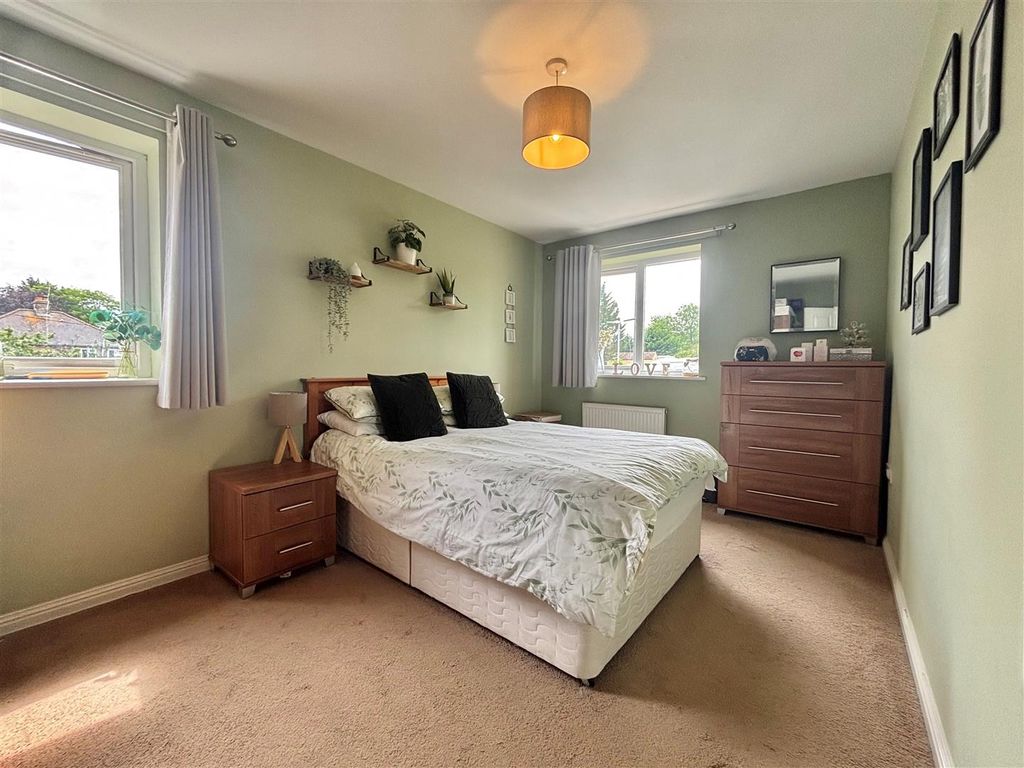 Property photo 3 of 13 Main Bedroom