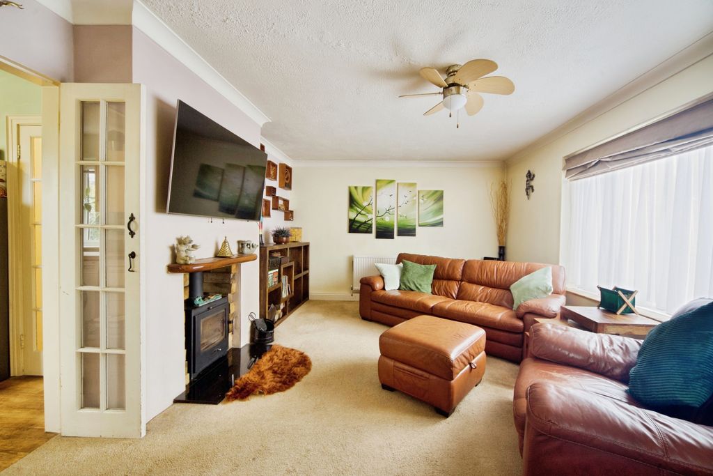 Property photo 3 of 20 Living Room