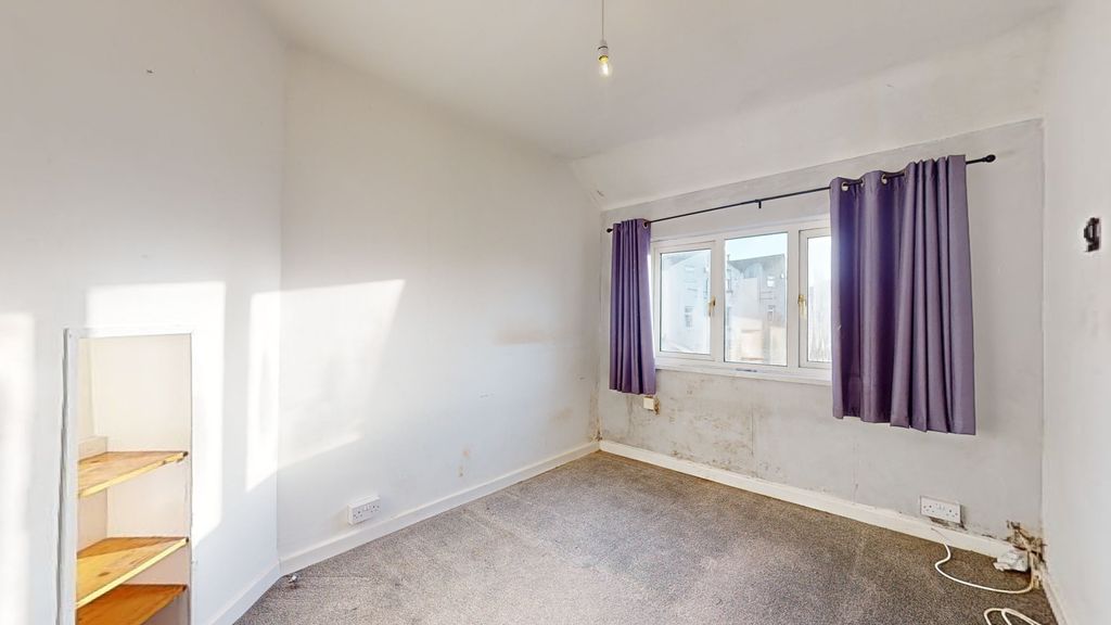 Property photo 2 of 14 7 Dickensons Lane, South Norwood, London, Se25 5Hj