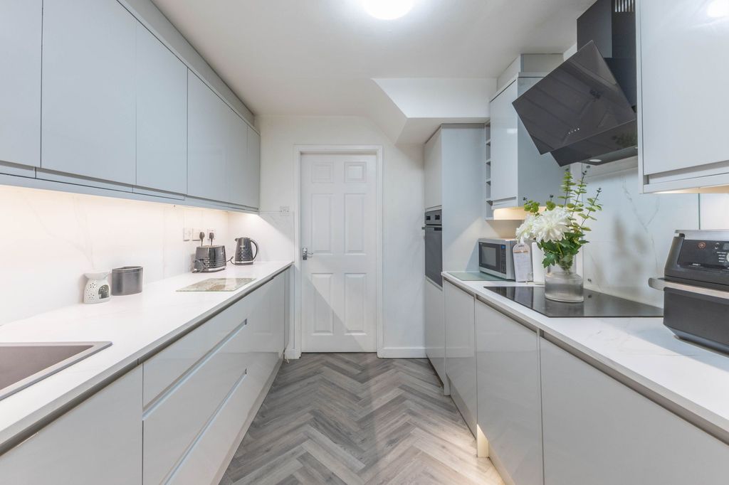 Property photo 3 of 25