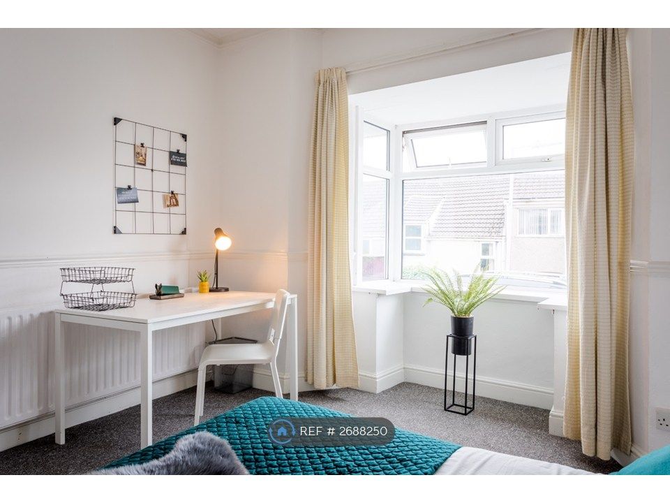 Property photo 2 of 14 Bed 1