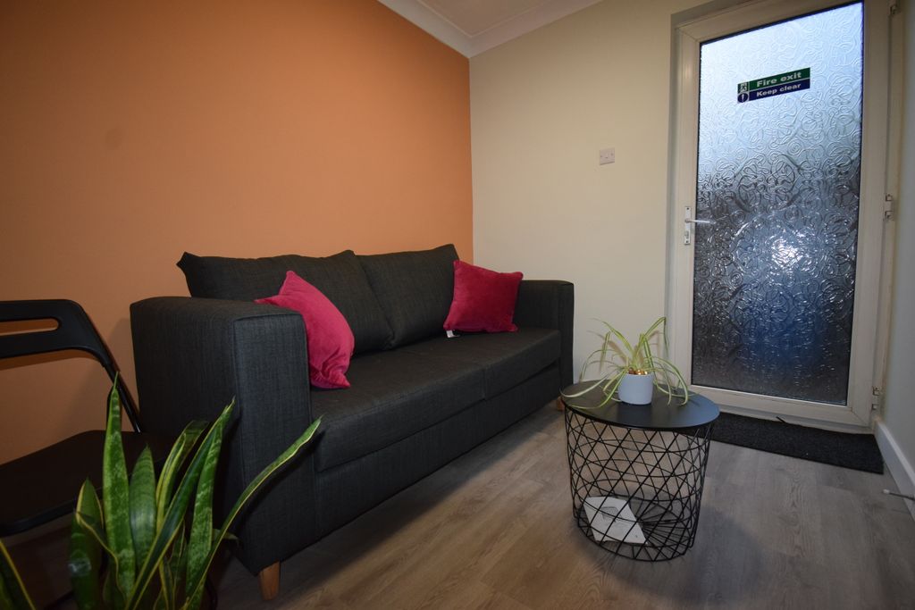 Property photo 2 of 12 Lounge.Jpg