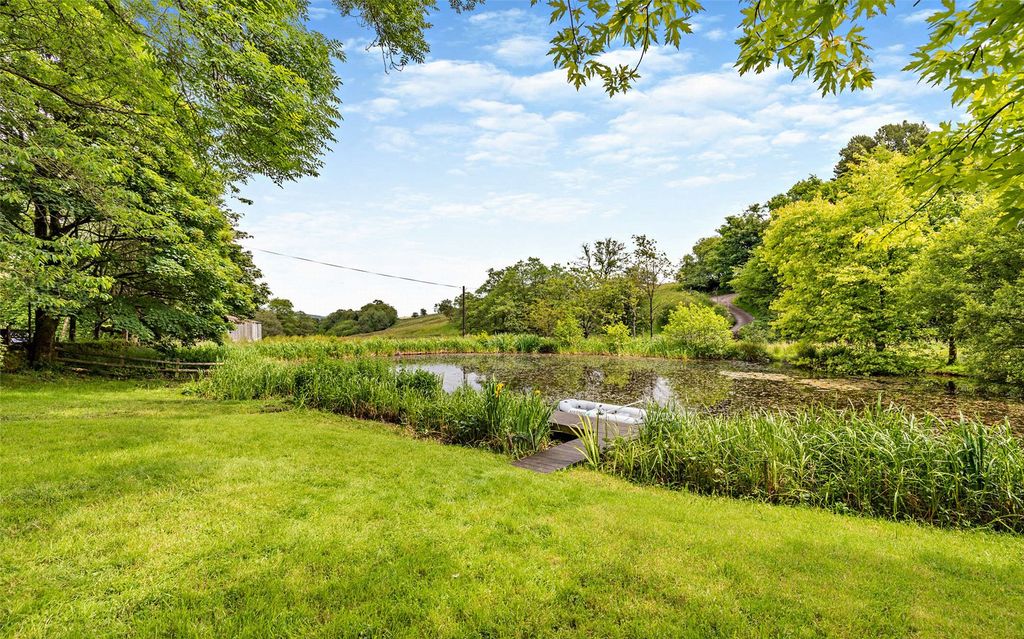 Property photo 3 of 21 Gardens