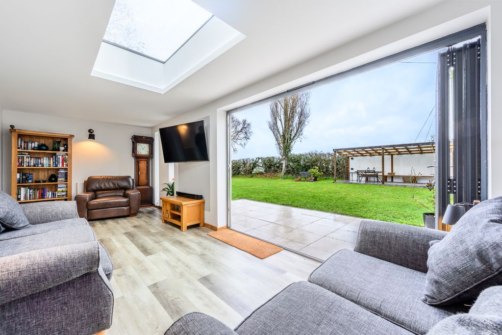 Property photo 2 of 32 Lounge