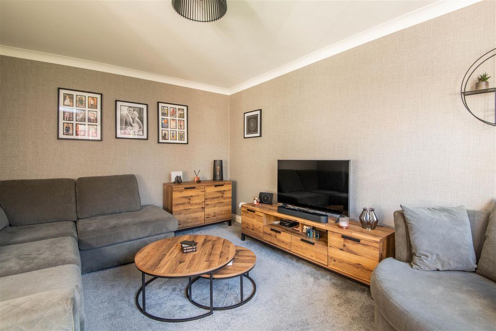 Property photo 2 of 20 Lounge