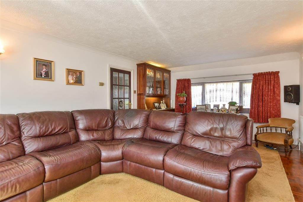 Property photo 2 of 18 Lounge