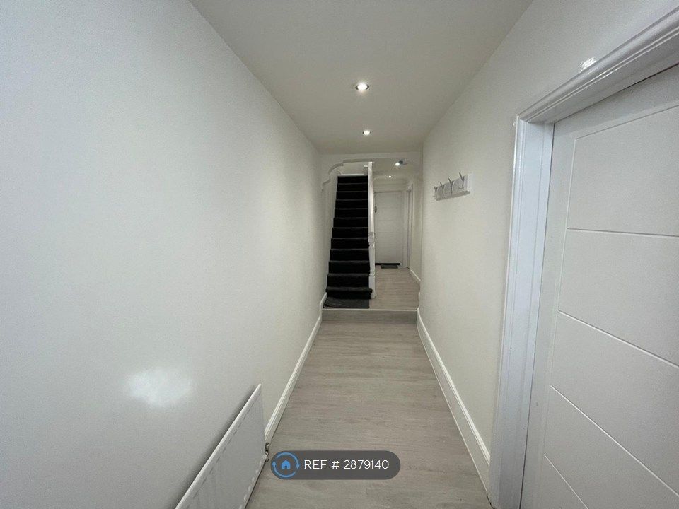 Property photo 2 of 8 Hallway