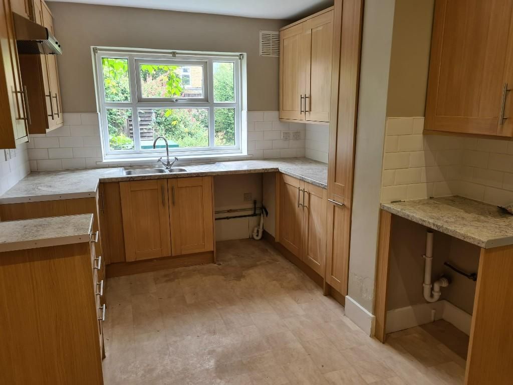 Property photo 2 of 11 Kitchen