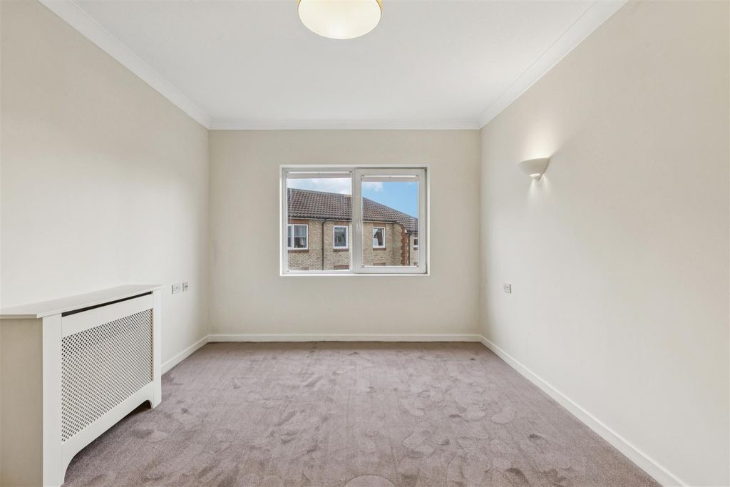 Property photo 3 of 12 For Sale - Homecross House, W4