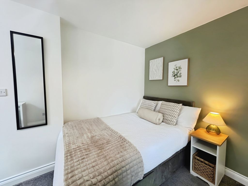 Property photo 2 of 15 Pbox-Bedroom-322878.Jpg