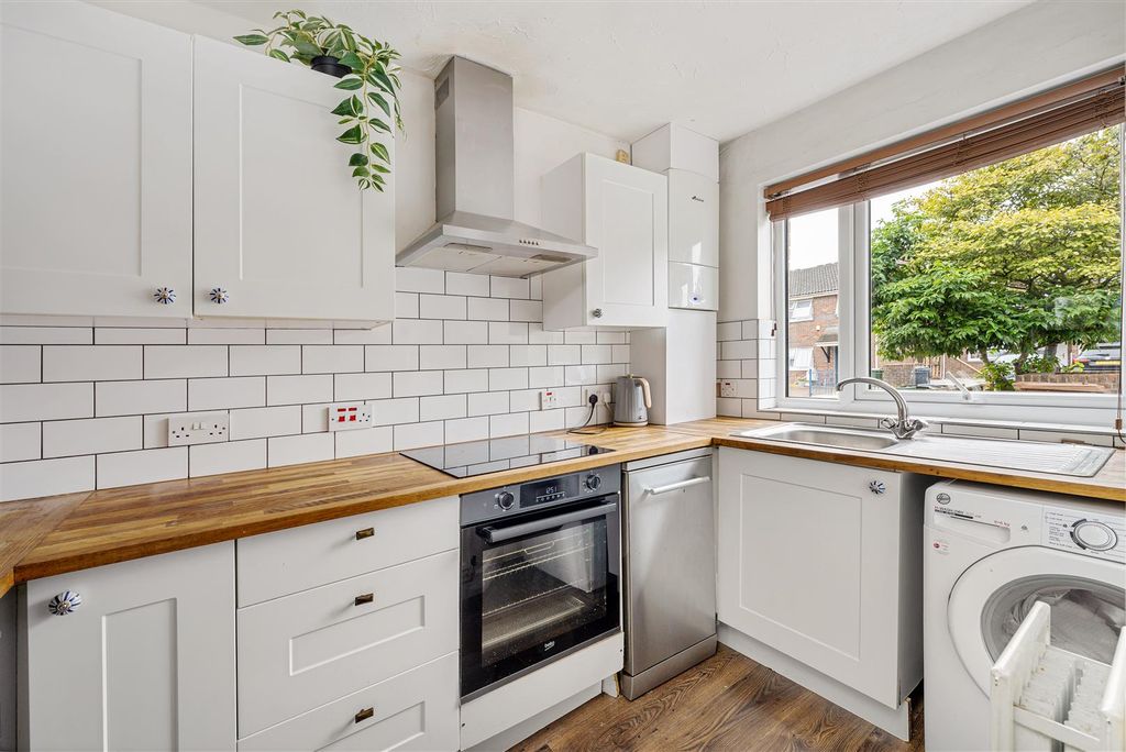 Property photo 2 of 28 Marconi Rd, E10