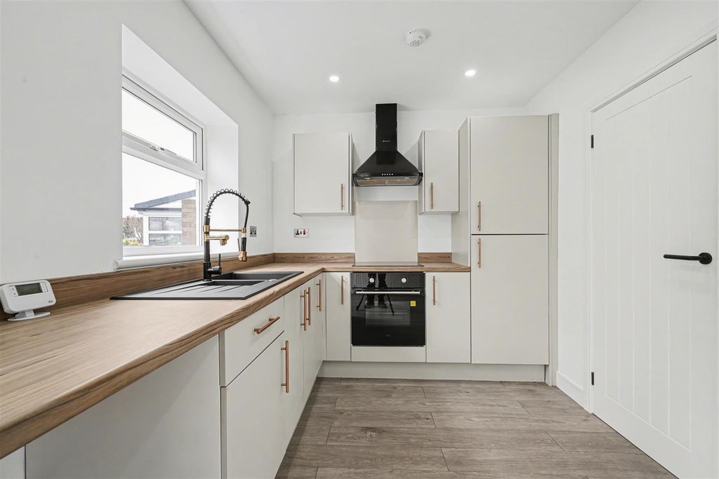 Property photo 3 of 17 Kitchen