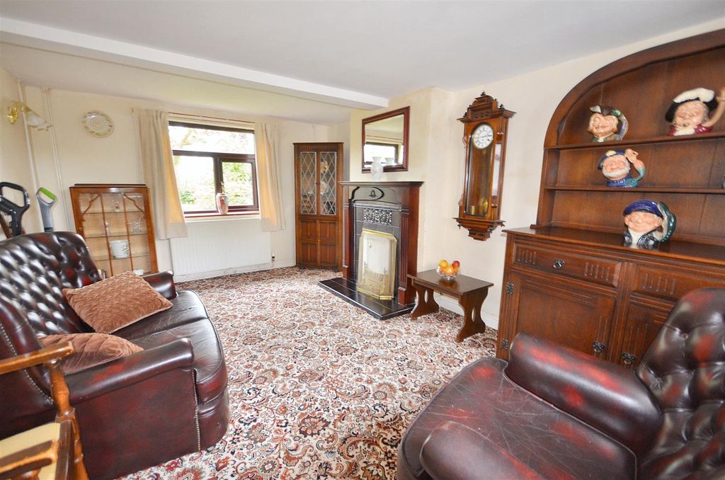 Property photo 2 of 18 Sitting Room