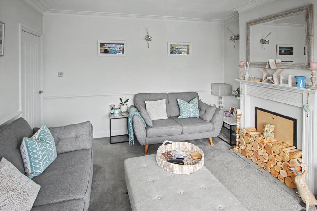 Property photo 2 of 17 Alfriston Road - Lounge