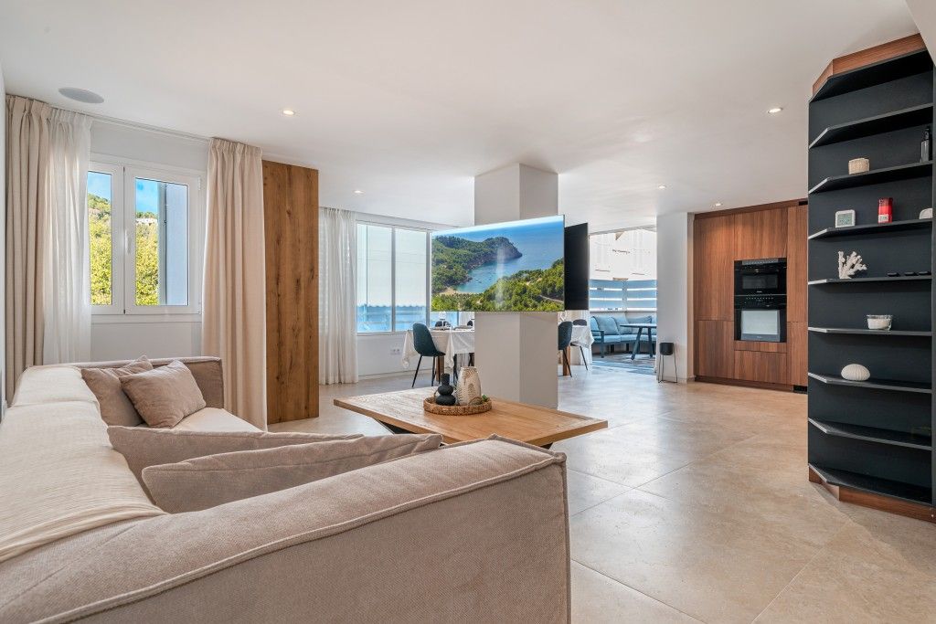 Property photo 1 of 13 Living (2)