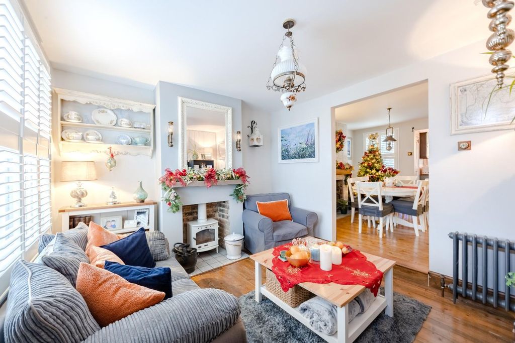 Property photo 2 of 28 Lounge