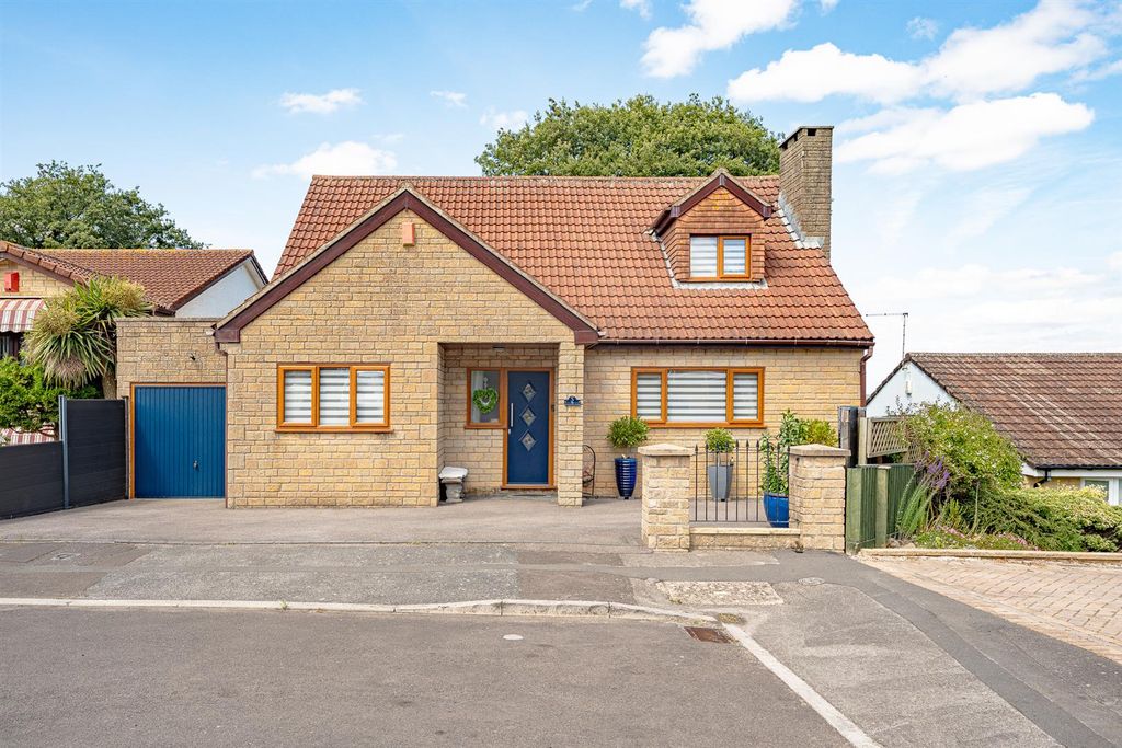 Property photo 1 of 31 5 Rochester Close 24.Jpg