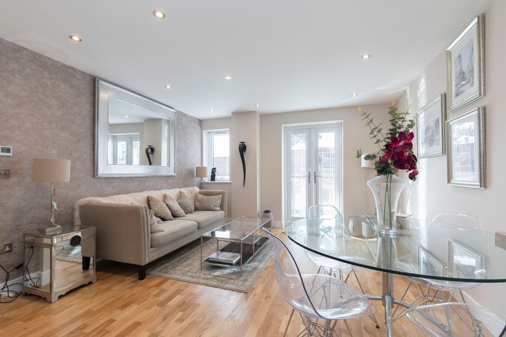 Property photo 1 of 10 Flat 32, 150 Victoria Rd-03