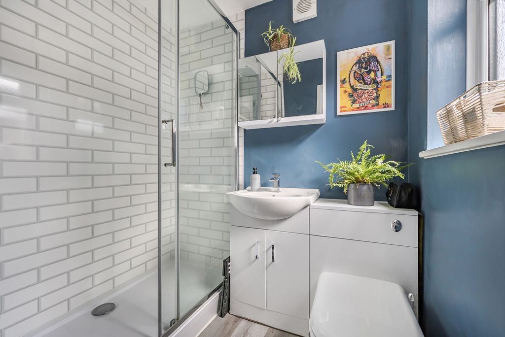 Property photo 1 of 18 1403457-12-697375...