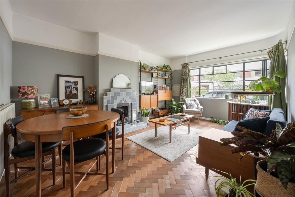 Property photo 2 of 43 Grosvenor Road, E11