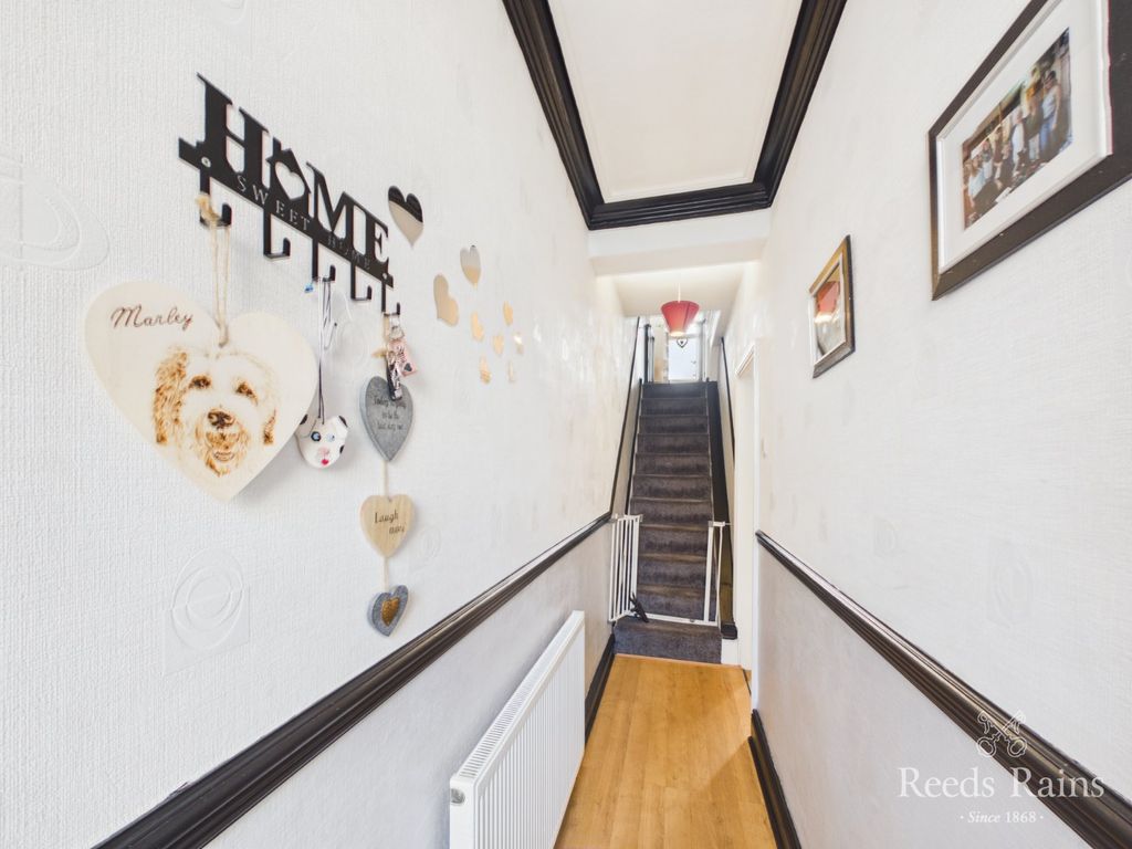 Property photo 3 of 23 Entrance Hall