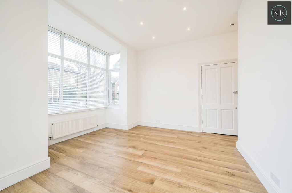 Property photo 3 of 14 4947444