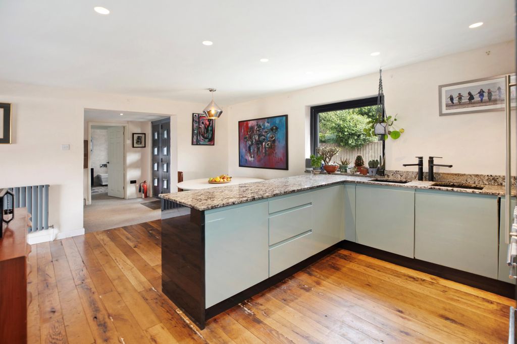 Property photo 2 of 18 Image