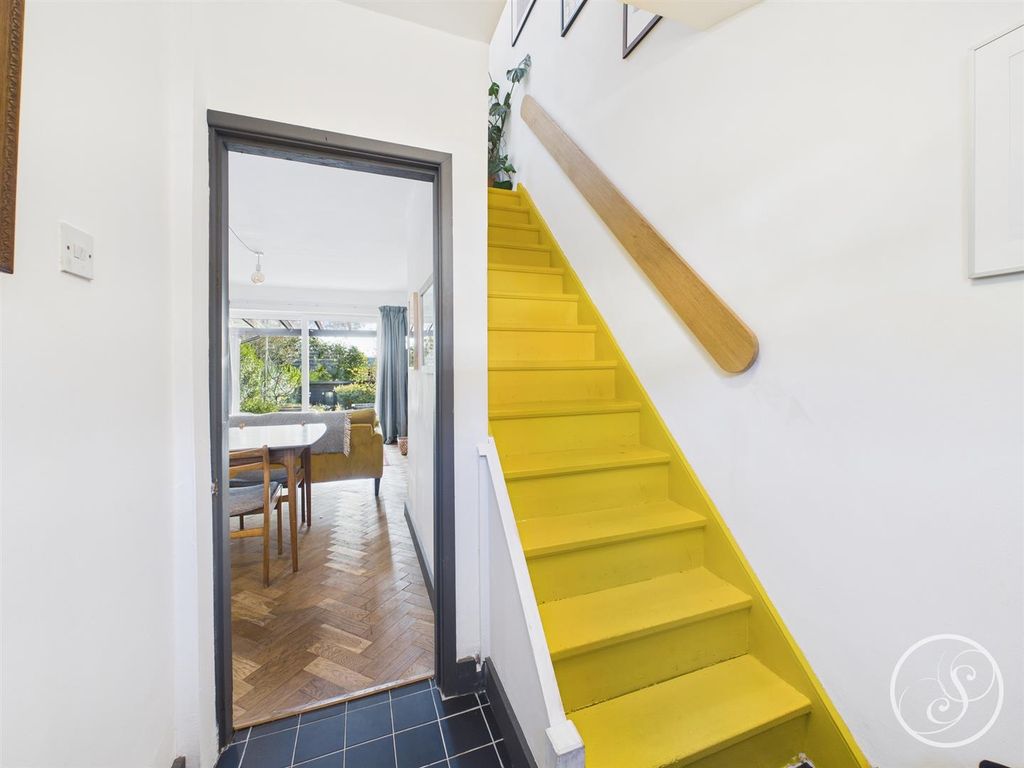 Property photo 2 of 21 Hallway