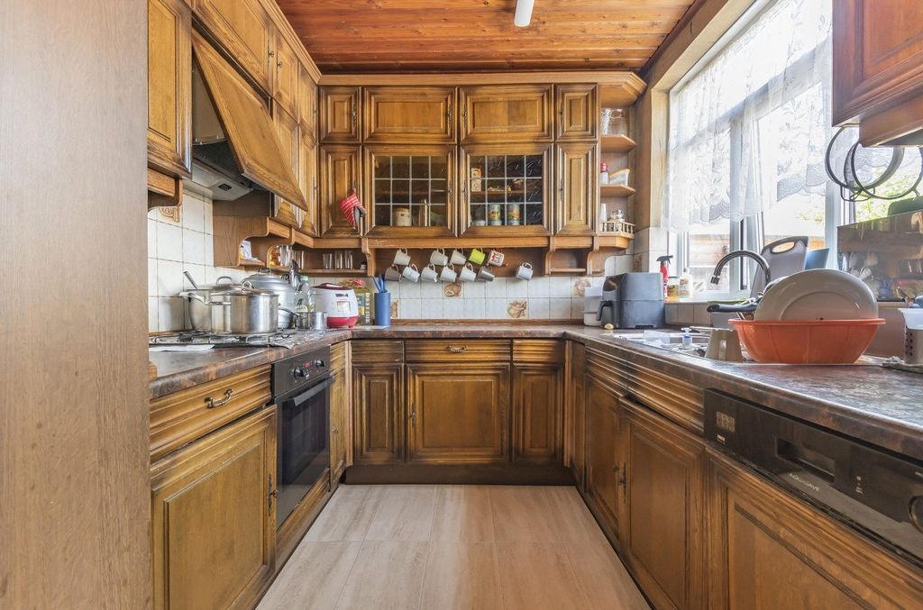 Property photo 3 of 12 Kitchen