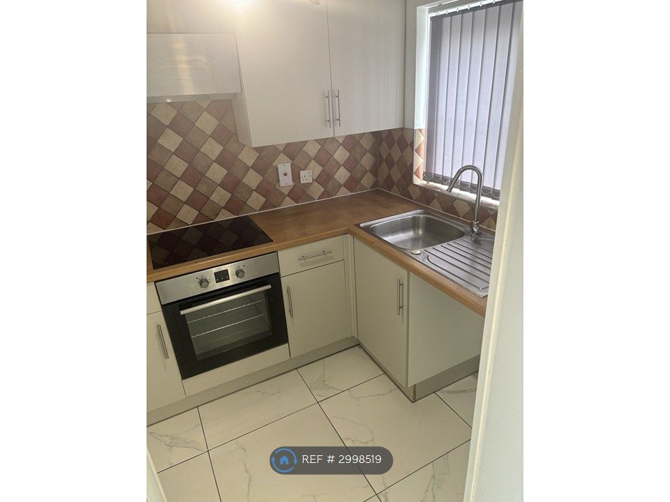 Property photo 3 of 9 Kitchen