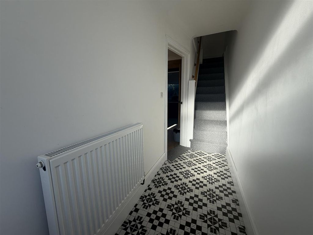 Property photo 3 of 25 Entrance Hallway