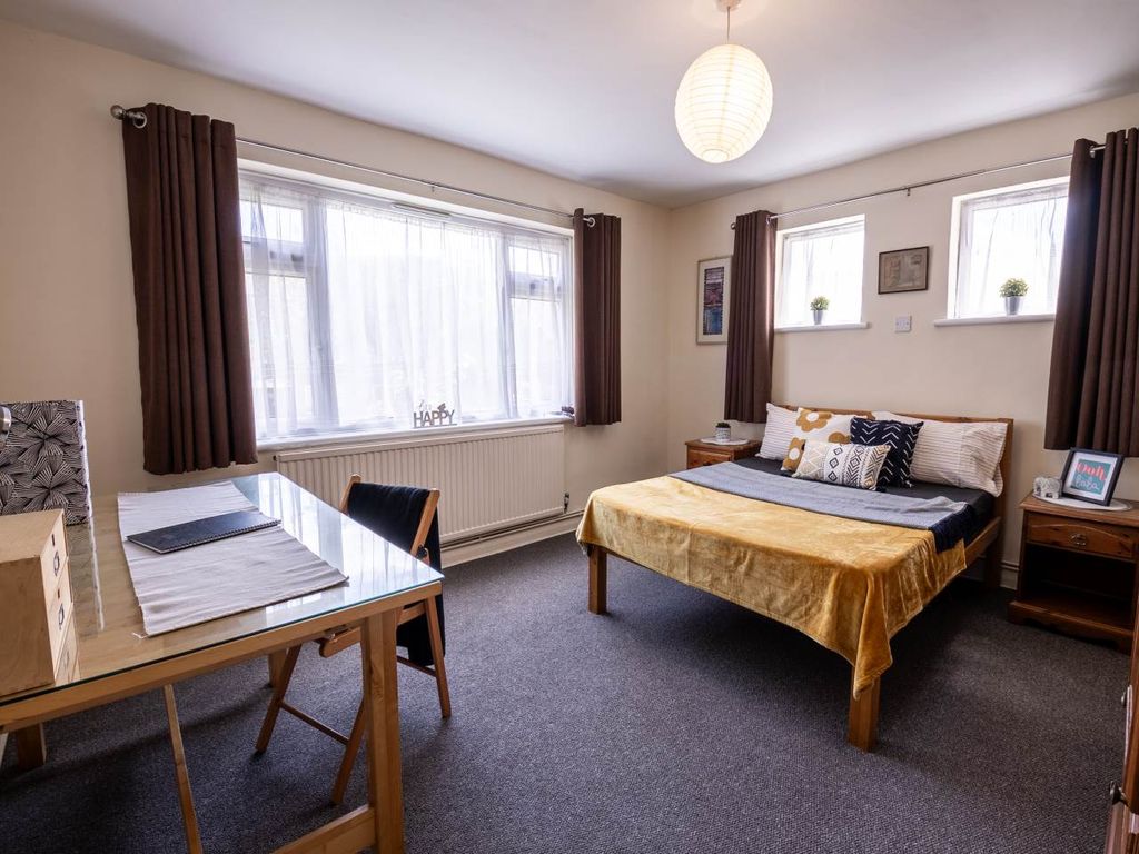 Property photo 1 of 8 71Beaconsfieldflat1- Bed 2