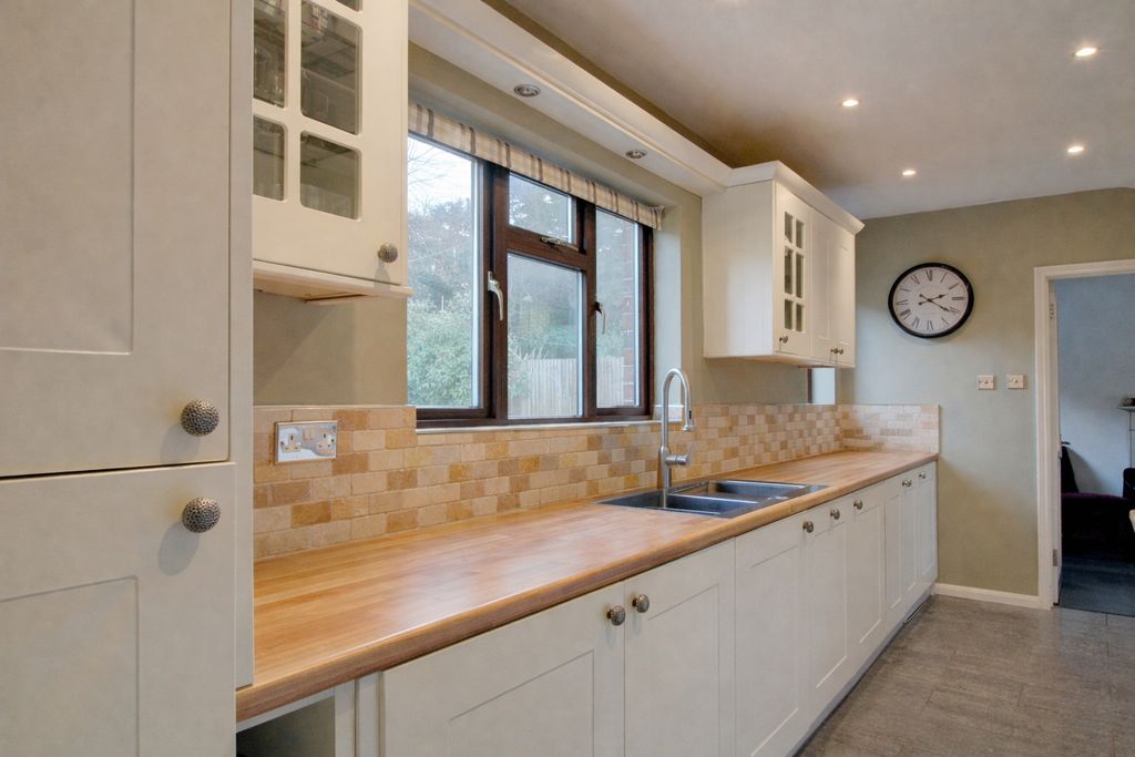 Property photo 3 of 17 Fitted Kitchen