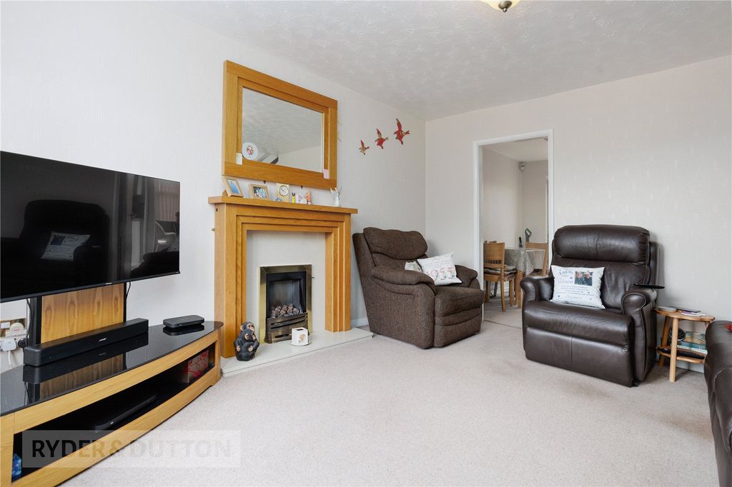 Property photo 3 of 19 Lounge