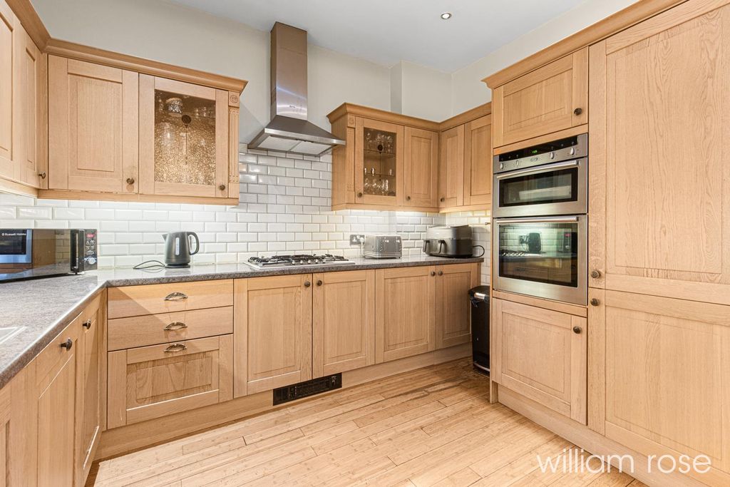 Property photo 3 of 30 Empressavenue_32.Jpg