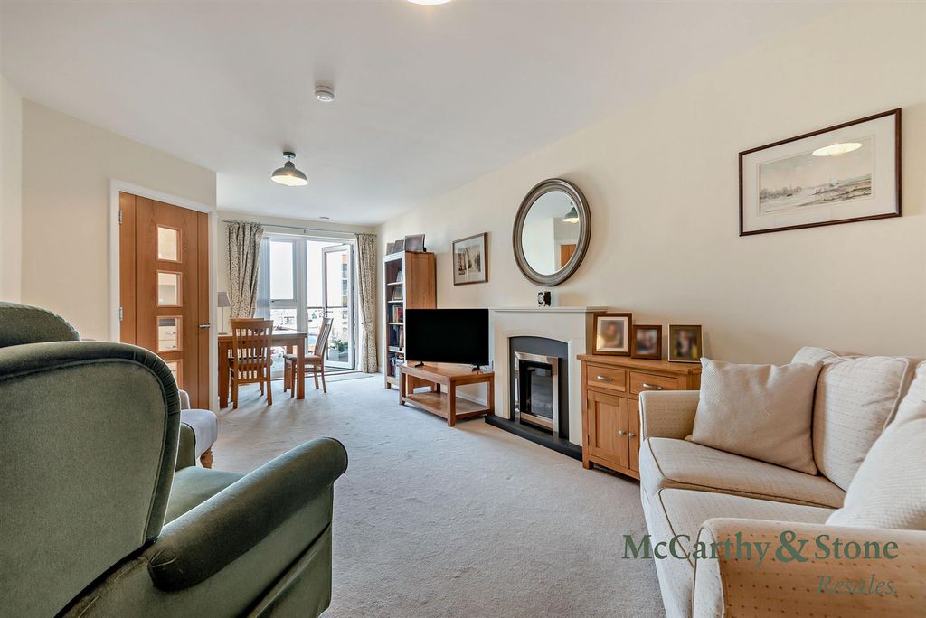 Property photo 1 of 10 8701815-Interior05-800.Jpg