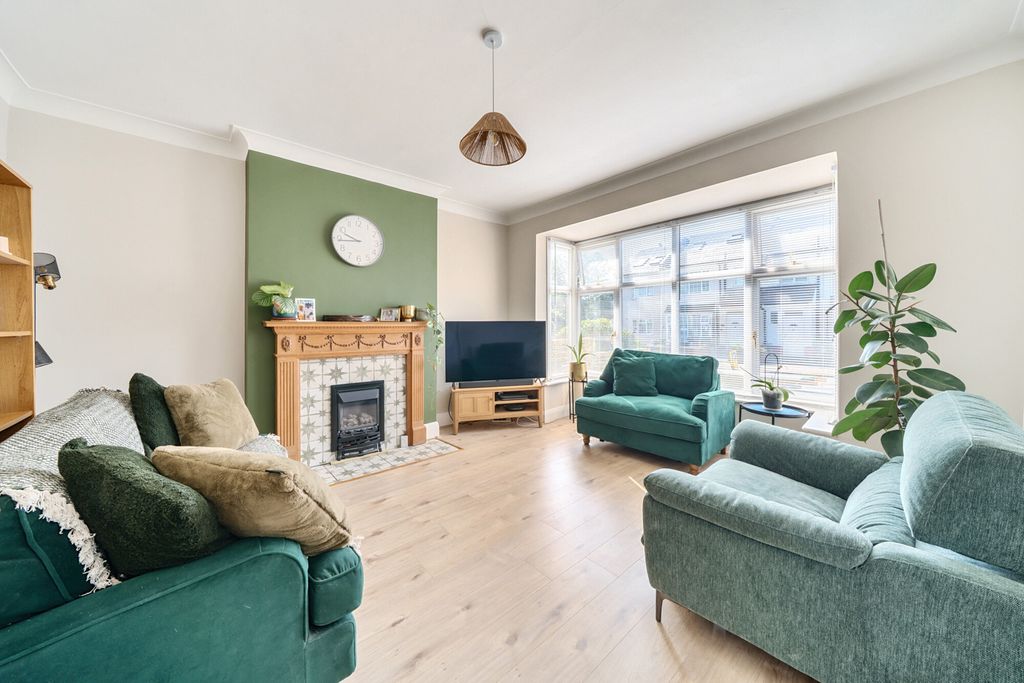 Property photo 1 of 16 1313402-1-6870Eab...